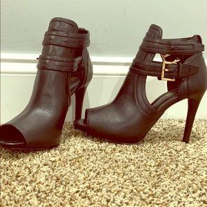 NEVER BEEN WORN MK BOOTIES